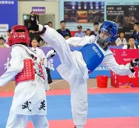 包含红蓝擂台上演巅峰对决，胜负难料的词条