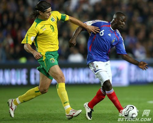 法国队完胜波黑，轻松赢得欧预赛小组第一！(法国vs波黑历史战绩)