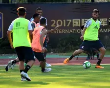 里昂队与尼斯队战平，遭遇主场不胜的尴尬